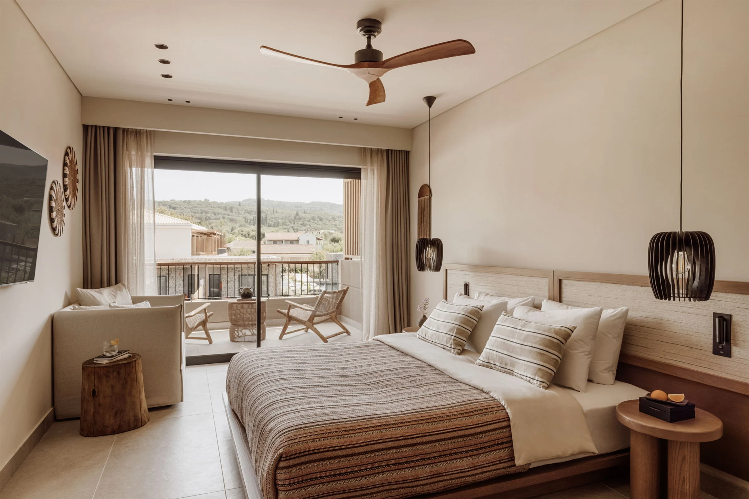 Deluxe double room in warm, natural tones
